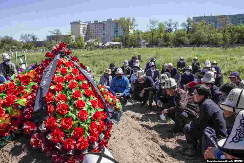 «Азаттык» радиосунун эмгек жамааты Зайырбек Ажыматовдун үй-бүлөсүнө, жакындарына терең кайгыруу менен көңүл айтып, аза кайгысын тең бөлүшөт.