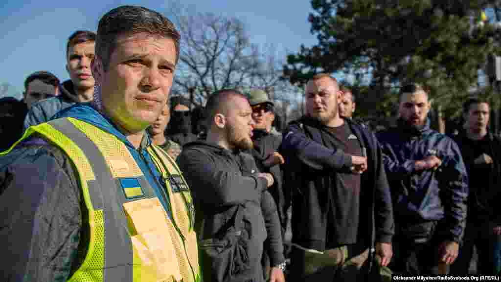 Поряд із ними перебували представники патріотичних організацій, групи превентивної комунікації, так званої «поліції діалогу» (чоловік ліворуч)
