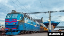 «Ми працюємо над тим, щоб відновити сполучення з тими територіями, які прилягають до Криму, на жаль, у сам Крим не зможемо заїхати», – заявив голова правління УЗ Володимир Жмак