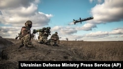 Українські військові використовують пускову установку з американськими ракетами Javelin під час військових навчань у Донецькій області. Фото пресслужби Міноборони України, 23 грудня 2021 року