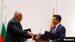 Премиерите на Македонија и на Бугарија, Зоран Заев и Бојко Борисов по потпишувањето на договорот за добрососедство меѓу двете земји