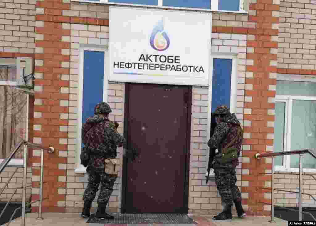На месте спецоперации КНБ в районе нефтеперерабатывающего завода (НПЗ) компании "Актобе нефтепереработка". 