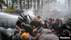 Полицията започна следобед да разпръсква протестиращите пред грузинския парламент с водни струи и сълзотворен газ