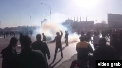 ماموران امنیتی برای متفرق کردن معترضان ازگاز اشک‌آور استفاده کردند