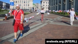 Алесь Таўстыка і Ўладзімер Падгол падчас акцыі «Шорцу пакет — заявы на пікет»