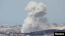 Fumul se ridică deasupra unui sat din sudul Libanului luni, 23 septembrie, după un bombardament israelian.
