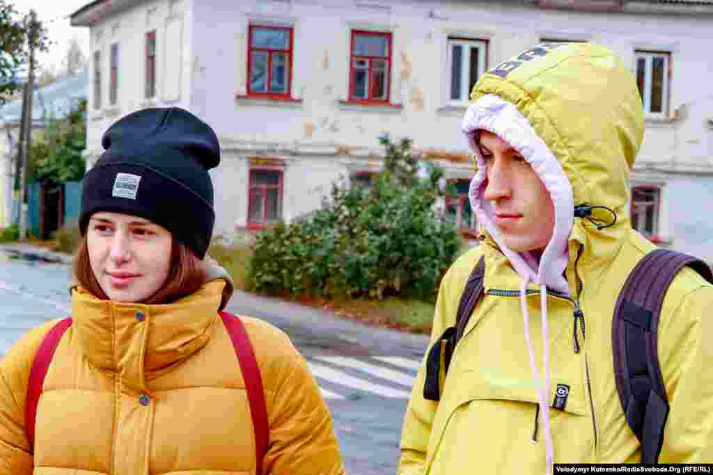 Молодь у Глухові неохоче коментує політичну ситуацію та відставку мера Мішеля Терещенка. Молоді глухівчани називають найбільшою проблемою області системну корупцію та кумівство