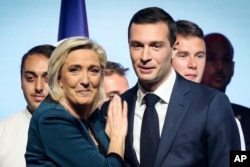 Marine Le Pen și Jordan Bardella, liderul oficial al Rassemblement National, în timpul unui eveniment politic la Paris, în iunie 2024