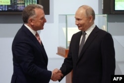 11 квітня Стів Віткофф (на фото ліворуч) відвідав Москву і зустрівся з Путіним – цей візит став ще одним кроком Вашингтону до зняття міжнародної ізоляції з Москви