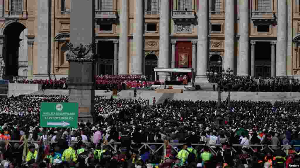Mulțime la slujba de înmormântare a Papei Francisc, în Piața Sfântul Petru.