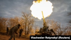 Українські артилеристи ведуть вогонь з САУ 2С7 «Піон» по позиціях російської армії. Херсонська область, 9 листопада 2022 року