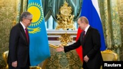 Президент России Владимир Путин (справа) и президент Казахстана Касым-Жомарт Токаев во время встречи в Кремле, Москва, 3 апреля 2019 года.