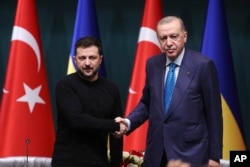 Президент Туреччини Реджеп Тайіп Ердоган (праворуч) та президент України Володимир Зеленський під час спільної прес-конференції після їх зустрічі у президентському палаці в Анкарі. Туреччина, 18 лютого 2025 року