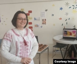 Alina, povestind în Danemarca despre tradițiile românești.