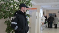 Un polițist la o secție de votare din Chișinău. 