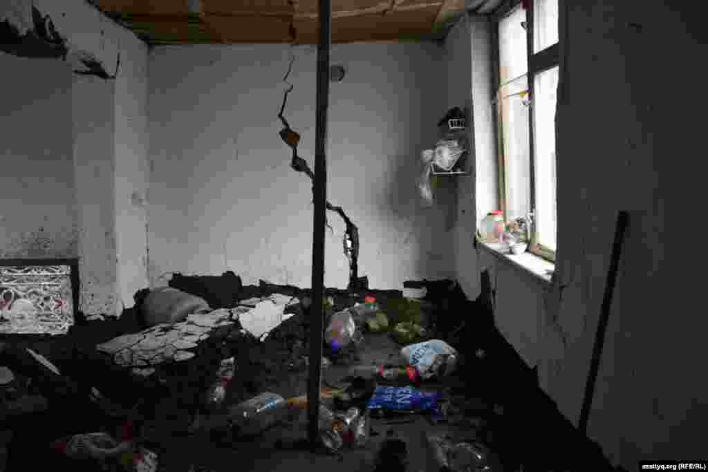 Этот дом, где в стене образовалась трещина, по-видимому, признают непригодным для проживания. 