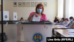 Участок для избирателей с левого берега Днестра у столичной средней школы имени Георге Асаки. Досрочные парламентские выборы 11 июля 2021 года.