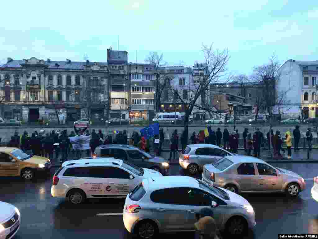 Magistrații de la București au avut și zeci de susținători, care au scandat Rezistați, nu cedați.