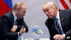 Владимир Путин и Доналд Трамп на самитот на Г-20 во јули 2017 година