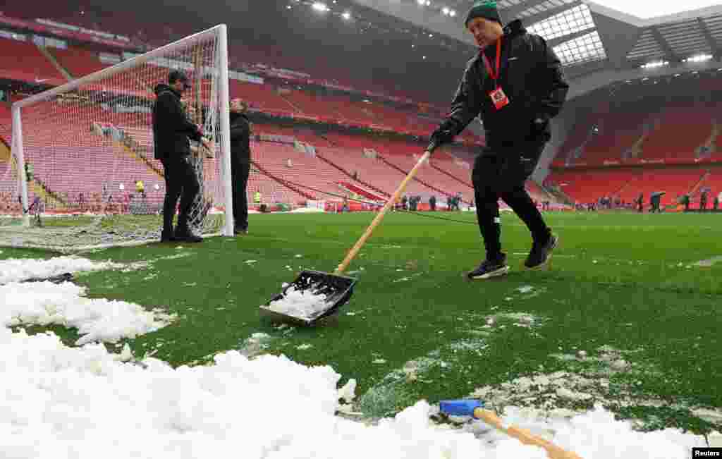 Velika Britanija - Čišćenje snijega sa stadiona u Liverpulu, ped meč Liverpula i Mančester junajteda, 5. januara 2025.