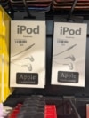 Lažne "iPod" slušalice u prodavnici u Novom Sadu, Srbija, februar 2025.