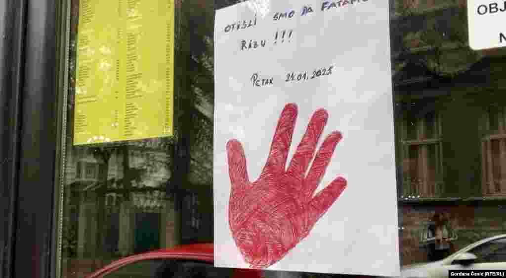Unele magazine au afișat pancarte care acuzau autoritățile că au mâinile pătate de sânge.