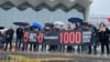 Transparent sa natpisom "5 meseci (od) zločina, 0 odgovornosti, 1000 godina robije sledi" ispred Željezničke stanice u Novom Sadu, 1. april 2025.