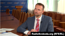 Шкарлет наголошував, що повернення учнів випускних 9-х та 11-х класів до повноформатного навчання є вкрай необхідним