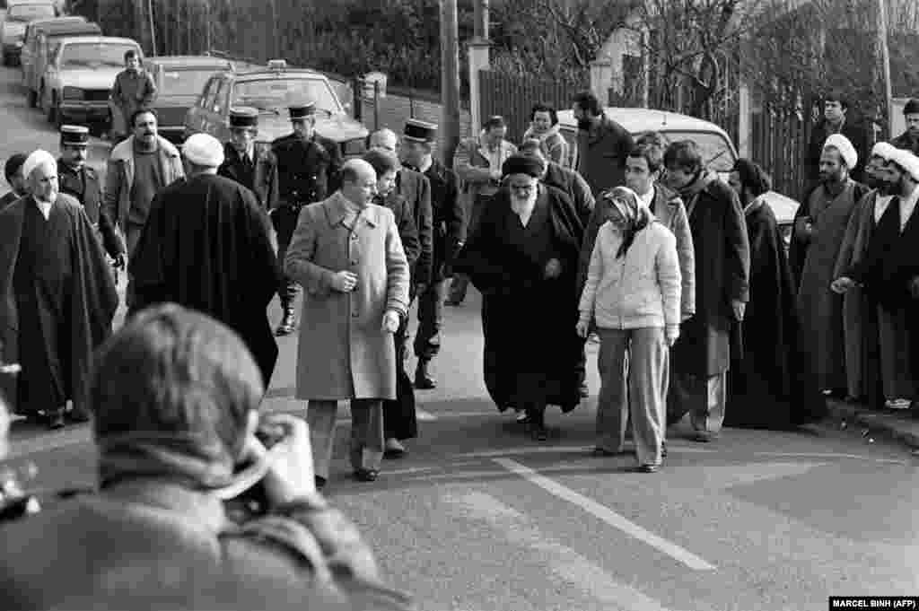 Ajatolah Homeini napušta svoju vilu u Neauphle-le-Chateau pored Pariza, 31. januara 1979. kako bi se ukrcao na avion za Teheran.