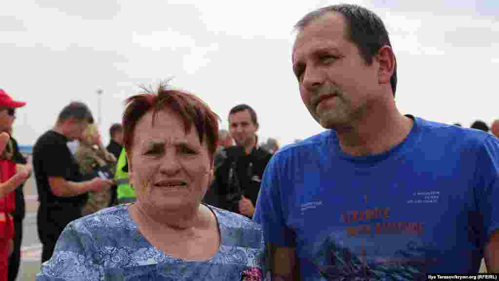Владимир Балух с мамой. Российские власти обвиняли его в хранении боеприпасов и дезорганизации работы изолятора, где он содержался