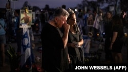 Rudele îndoliate ale victimelor atacului Hamas din 7 octombrie 2023 participă la o ceremonie la memorialul Nova de lângă Kibuțul Reim, din sudul Israelului.