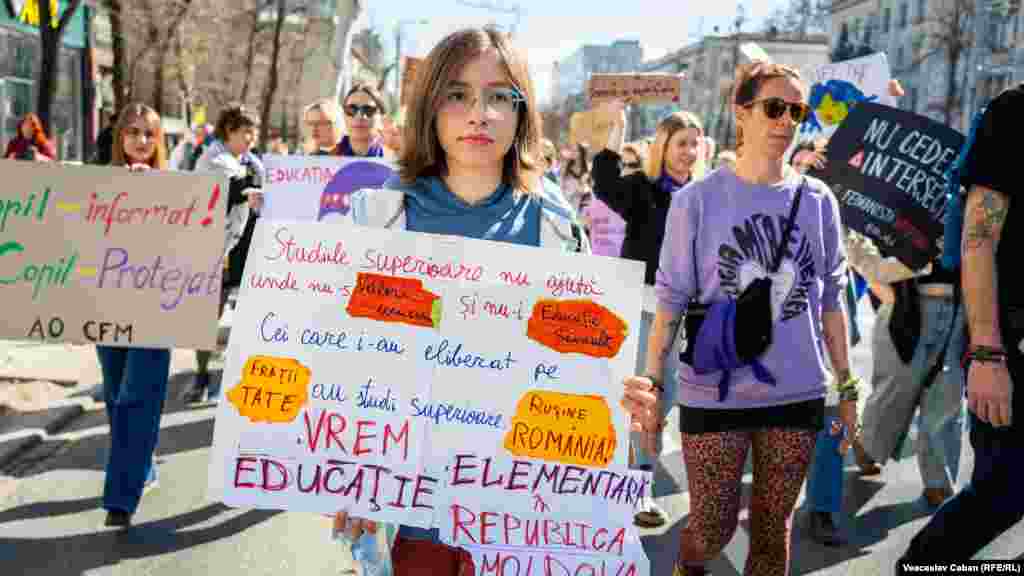 „Studiile superioare nu ajută acolo unde nu sunt valori umane și nu este educație sexuală”, este unul din mesajele promovate la marșul feminist.