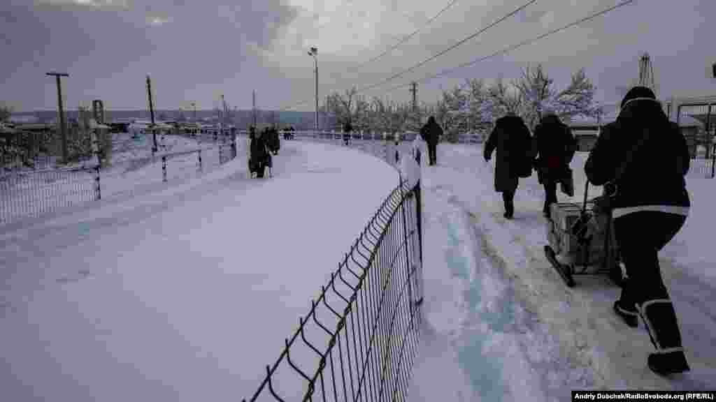 Після всіх первірок починається майже п'ятикілометровий шлях «на ту» сторону, посередині якого людям потрібно ще й перебратися через підірваний міст. Для більшості літніх людей у колоні – це дуже складне фізичне випробування. Після мосту на них чекає вже інша перевірка – проросійськими бойовиками