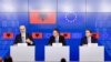Kryeministri i Shqipërisë, Edi Rama, kryediplomati hungarez, Peter Szijjarto dhe komisionarai për Zgjerim, Oliver Varheyli. 