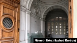 A budai, I. kerületi épület Bem rakpart felőli bejárata