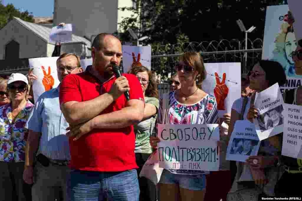 В Киеве у посольства Российской Федерации 25 августа начался пикет в поддержку крымских политзаключенных – режиссера Олега Сенцова и активиста Александра Кольченко, которым в военном суде Ростова-на-Дону оглашают приговор.