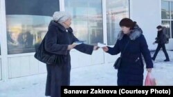 Санавар Закирова раздает листовки с информацией о партии, которую пытается создать. 