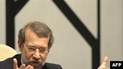 آقای لاريجانی که در دولت محمود احمدی نژاد به عنوان دبير شورای امنيت ملی، مذاکره کننده ارشد پرونده هسته ای ايران بود، مهر ماه سال ۸۶ از سمت خود کناره گيری کرد. (عکس از AFP)