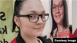 Alina, pe fundalul afișei sale de candidat, în perioada campaniei electorale din 2020 pentru consiliul local al comunei Tønder.