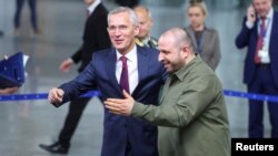 Secretarul-General NATO, Jens Stoltenberg, și ministrul ucrainean al Apărării, Rustem Umerov, la reuniunea miniștrilor Apărării din NATO, Bruxelles, 13 iunie 2024.