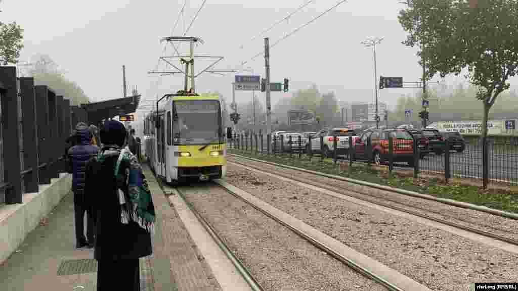 Jedna od tramvajskih stanica u Sarajevu. Građani, uglavnom, ne nose maske zbog zagađenog zraka. 