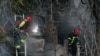 Pompieri stingând un incendiu într-bloc lovit de rachetele rusești, Kiev, 15 noiembrie 2022