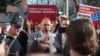 La ședința de judecată din 7 martie, când Alexandr Nesterovschi și-a ținut ultimul cuvânt în instanță. El a fost susținut de simpatizanții Partidului „Renaștere”.