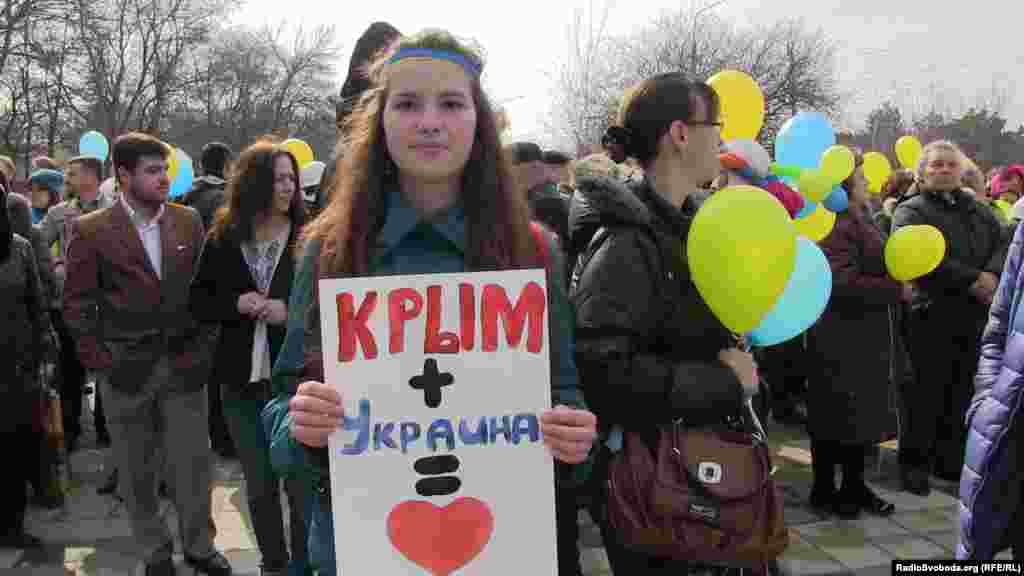 Мітинг проти російської окупації біля пам'ятника Тарасу Шевченку, Сімферополь, 9 березня 2014 року