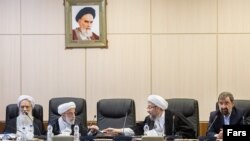 بنابر گزارش‌ها، حسن روحانی و علی لاریجانی، رئیس جمهور و رئیس مجلس، از غایبان جلسه روز شنبه بودند