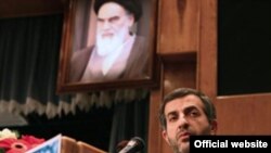 بيش از پنجاه نماينده مجلس خبرگان رهبری ايران در نامه ای خواهان برخورد با رحیم مشایی شده اند.
