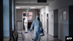Dezinfikacija u zgradi opštine Priština, kao mera prevencije od korona virusa, 14. marta 2020. 