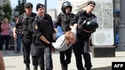 За повідомленнями, серед затриманих є і випадкові перехожі, а не лише ті, хто прийшов на акцію