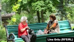 Păstrând distanța fizică, dar menținând apropierea umană pe timpul pandemiei, în Grădina publică Ștefan cel Mare