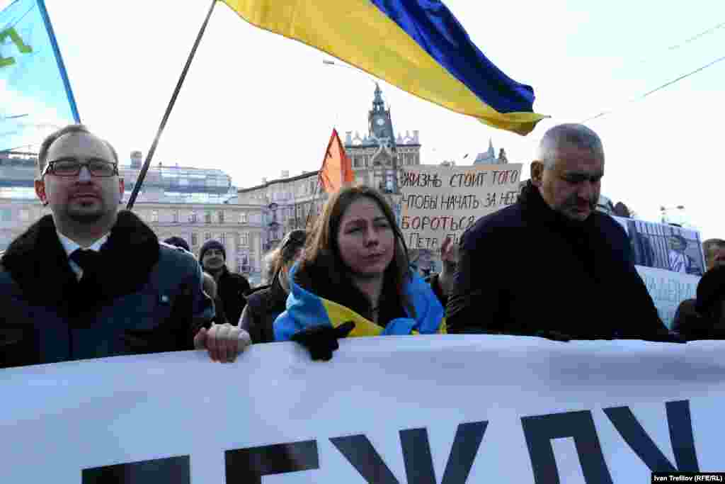 Марш памяти Бориса Немцова в Москве. В поддержку украинской военнослужащей Надежды Савченко. В центре ее сестра Вера, слева и справа – адвокаты Николай Полозов и Марк Фейгин
